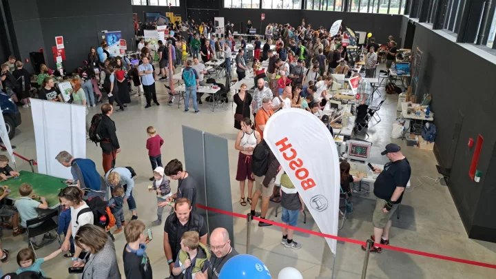 Sedmý ročník festivalu Maker Faire v Praze přilákal rekordní počet návštěvníků. Organizátoři hlásí 12 tisíc zájemců všech věkových kategorií.