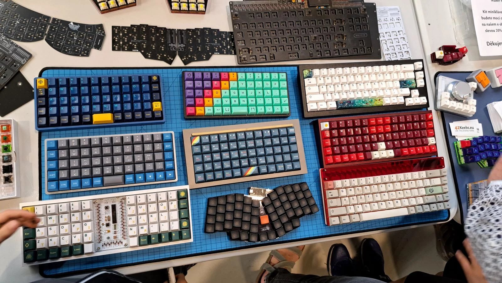 Přehlídka roztodivných klávesnic.