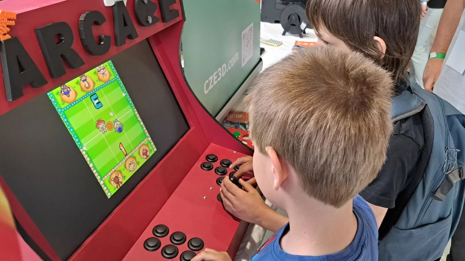 Tento herní automat je výsledkem bastlířského úsilí party nadšenců.