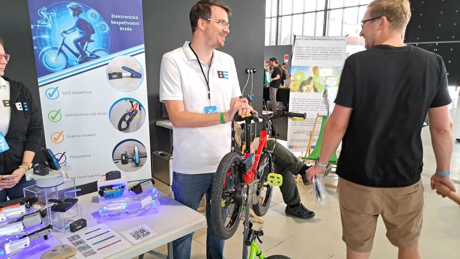 Maker Faire je přehlídka inovativních nápadů. Na snímku dětské kolo vybavené dálkově ovládanou brzdou v ruce rodiče. Nestane se tak, že dítě přestane při jízdě z kopce brzdit.