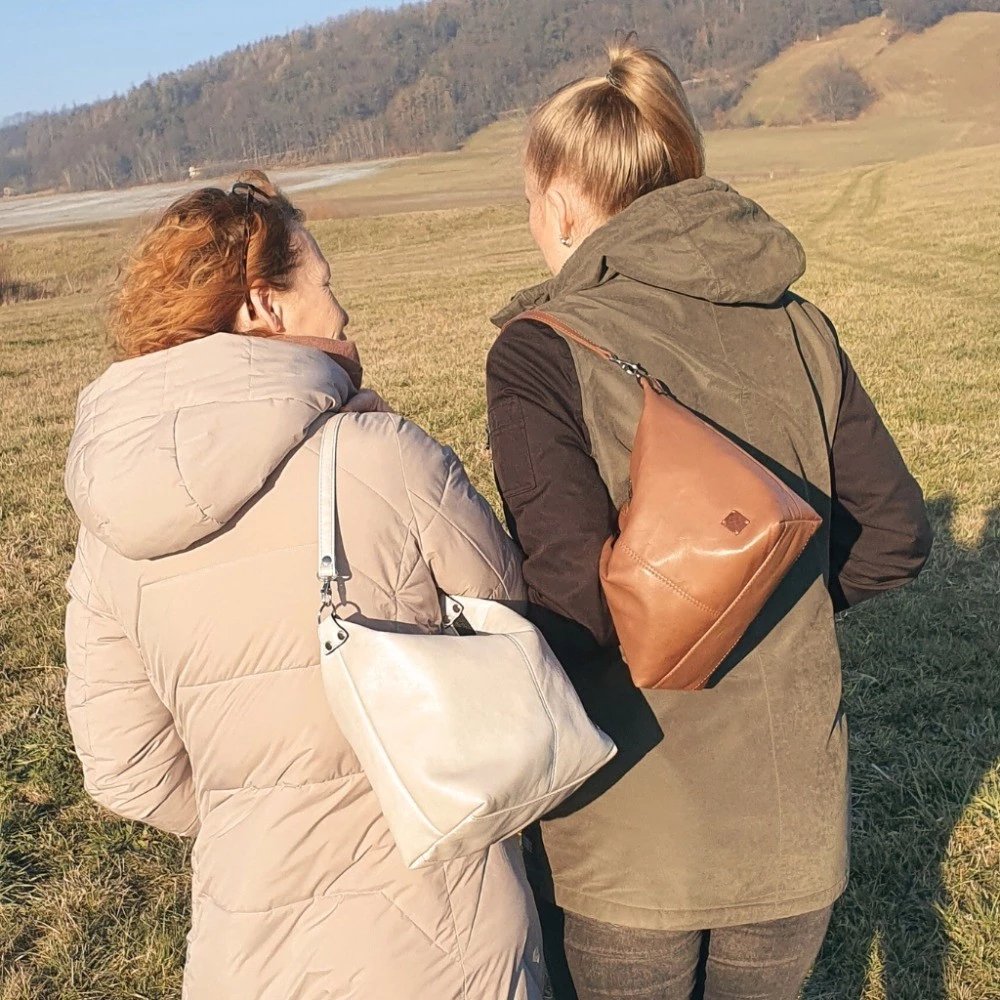 Hnědá kožená kabelka Letty midi od Marabe na postavě na rameni