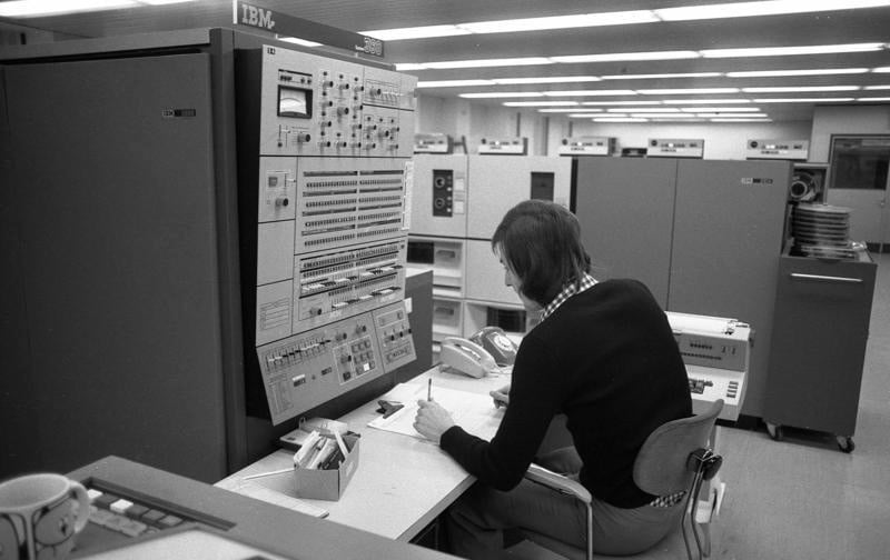 Procesorová jednotka IBM System/360 Model 50, operátorská konzole počítače a periferní zařízení ve firmě Volkswagen
