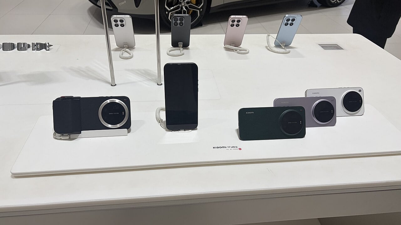 Telefony Xiaomi 17 Ultra vystavené na stole, vpravo tři barevná provedení zadní strany.