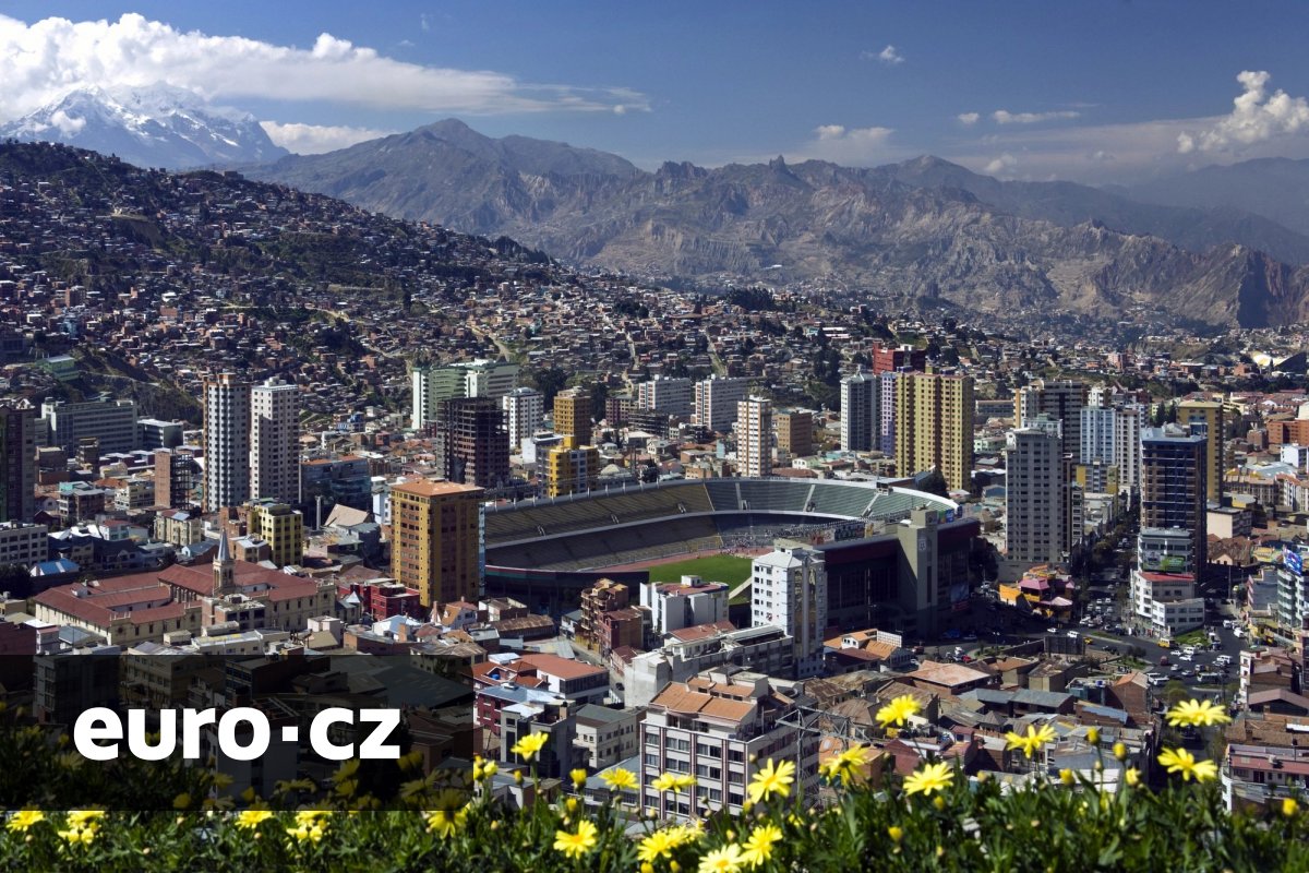 Bolívijskou ekonomiku drtí inflace. Země bohatá na ropu musí pohonné hmoty dovážet a lidé si často mohou dovolit jen jedno jídlo denně