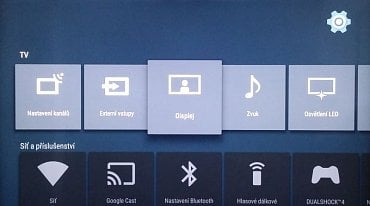 Menu nastavení najdete u Android TV verze šest na tlačítku Home zcela na spodu. Uspořádáno typicky zrovna není…