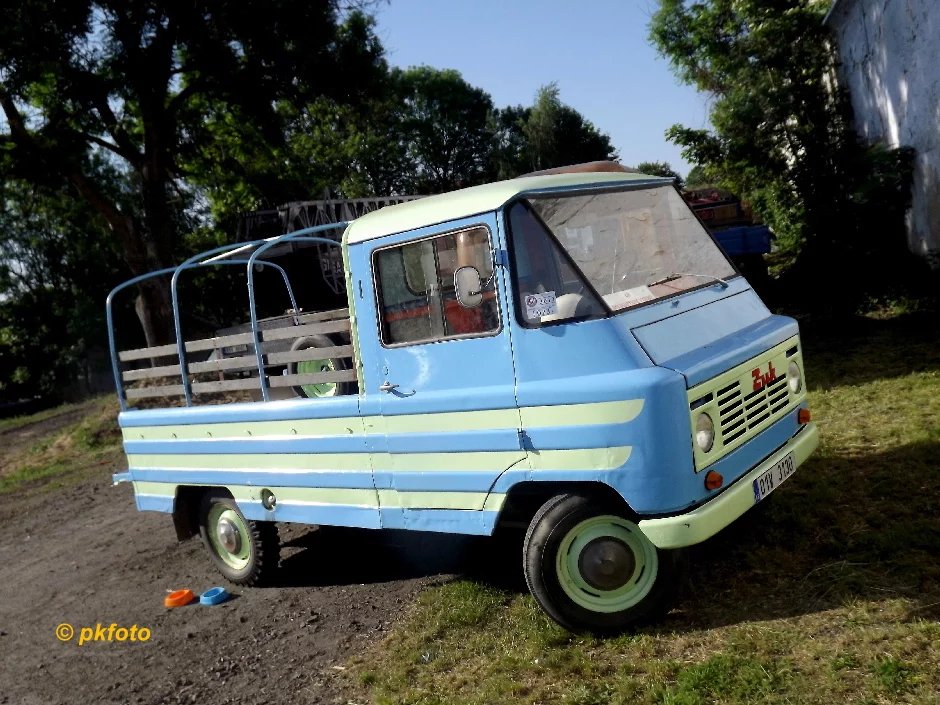 Pestrobarevný valník českého majitele na setkání historických nákladních vozů, fotografovaný autorem článku v roce 2012