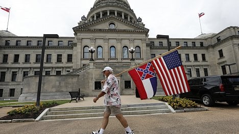 Náhledový obrázek - Mississippi odstraní z vlajky znak Konfederace - symbol rasismu