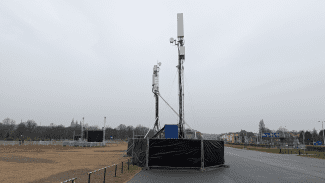 Mobilní 5G vysílač na demonstraci v Praze na Letné