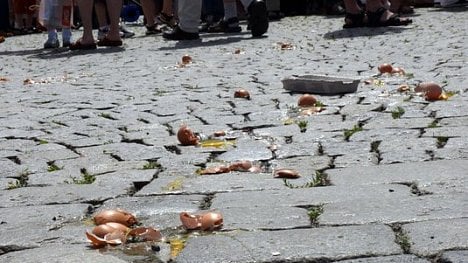 Náhledový obrázek - Házení vajec na Zemana bylo přestupkem, rozhodl soud