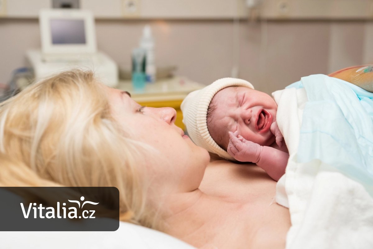 Rodiče patří k miminku, i když je nedonošené, učí se zdravotníci zásady nulové separace