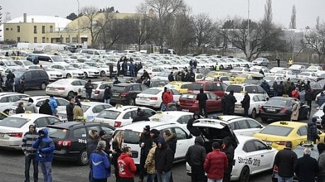 Náhledový obrázek - Taxikáři protestovali proti Uberu. Bylo jich přes 1400