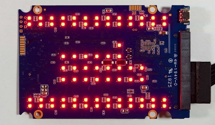 Na spodní straně PCB je celkem 75 RGB LED (Foto: AnandTech)