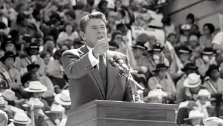 Ronald Reagan na jednom z předvolebních mítinků v roce 1980, kdy bojoval v prezidentských volbách. Ty nakonec i vyhrál.
