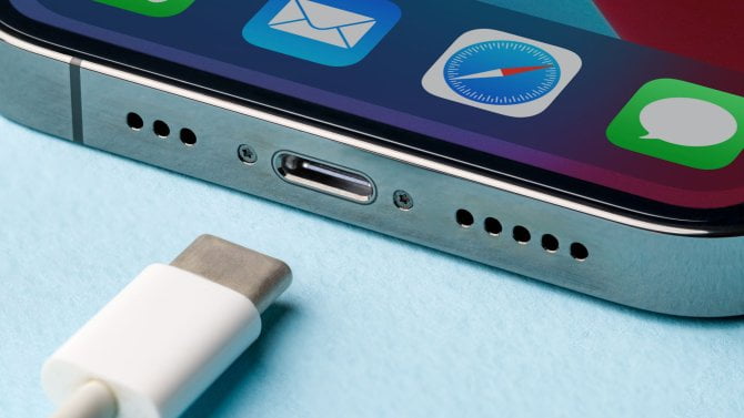 Apple iPhone a kabelová nabíječka USB-C nebo Type-C. EU nařizuje, aby všechna zařízení používala USB-C nebo Type-C.