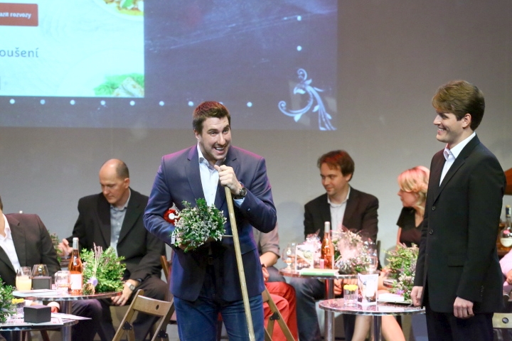 Tomáš Čupr (u mikrofonu) a Křišťálová lupa za e-commerce inspirace pro DámeJídlo.cz. 