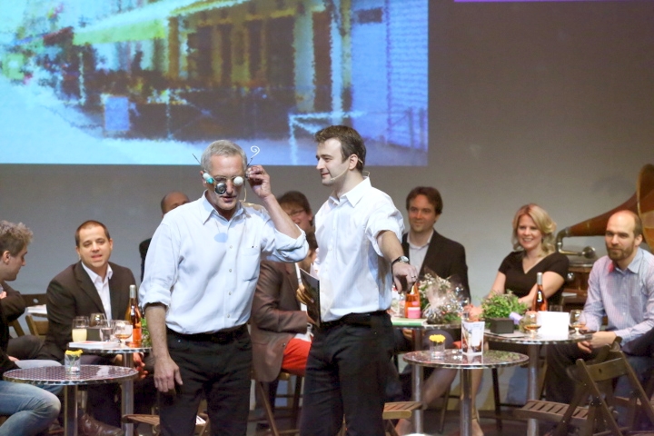 Tomáš Hanák předvádí nejnovější model Google Glass.