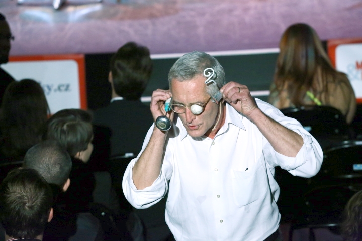 Tomáš Hanák předvádí nejnovější model Google Glass.