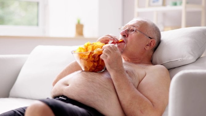 Muž jí bramborové chips