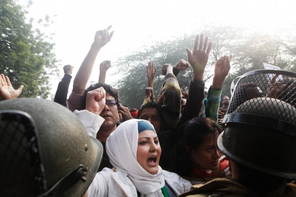 2010-05-proti-brutc3a1lnc3admu-nc3a1silc3ad-protestovaly-desetit