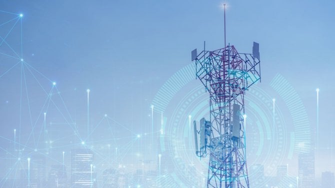 Telekomunikační věž nebo věž mobilního telefonu s mobilní sítí 5G . Koncept globálního připojení a internetové sítě na pozadí města.