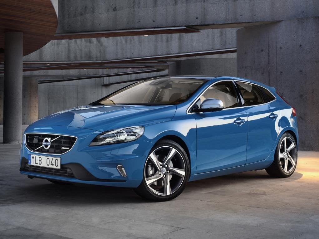 2018-10-volvo-v40-r-design-3.jpg