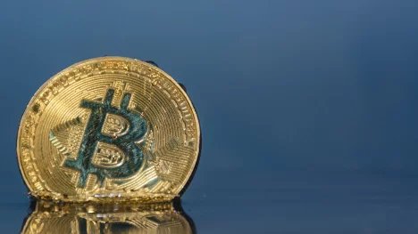 Náhledový obrázek - Euforii střídá panika. Bitcoin po rekordním růstu krvácí, právě vymazal všechny své letošní zisky