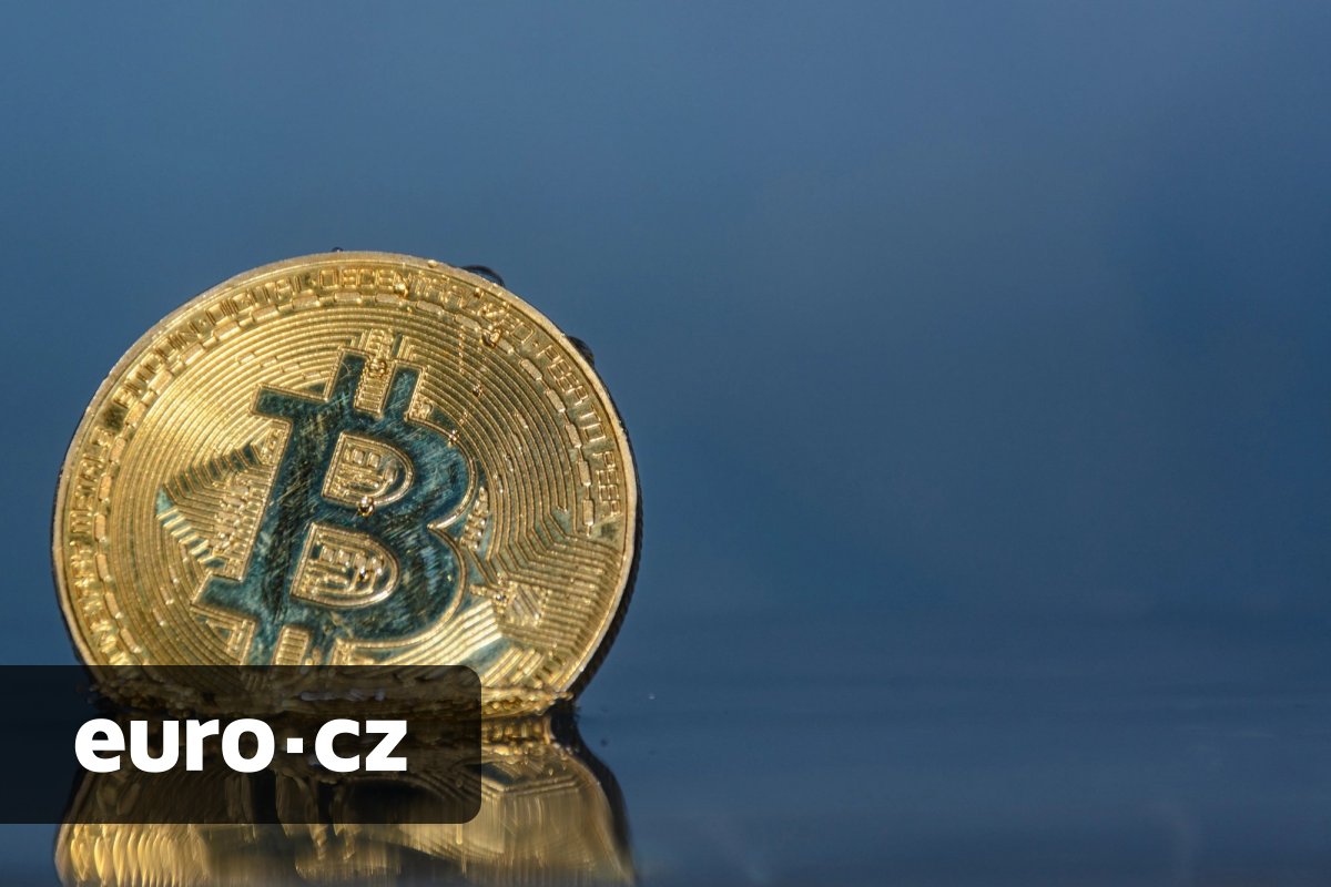 Euforii střídá panika. Bitcoin po rekordním růstu krvácí, právě vymazal všechny své letošní zisky
