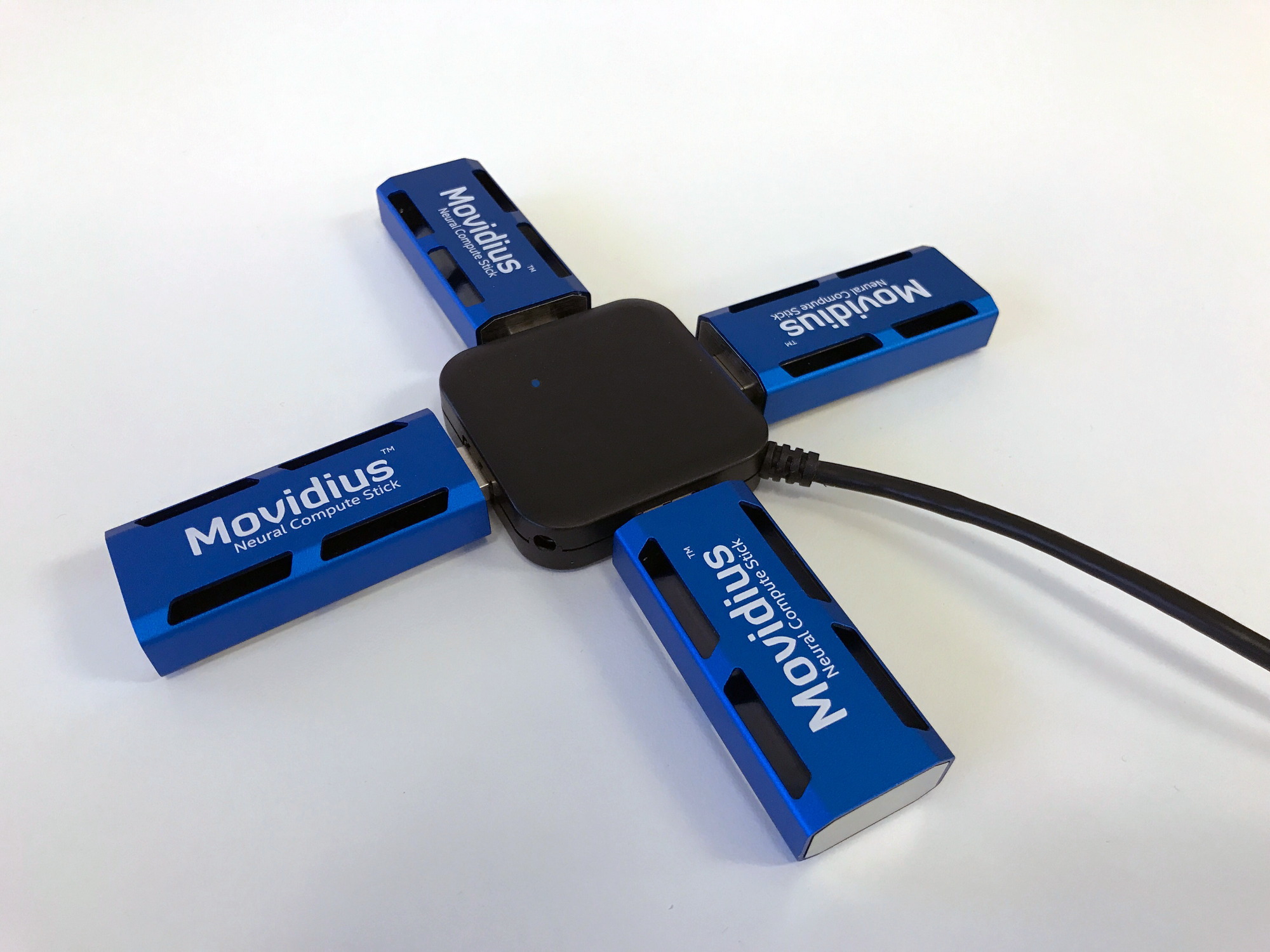 Čtyři kousky Movidius Neural Compute Stick v USB rozbočovači