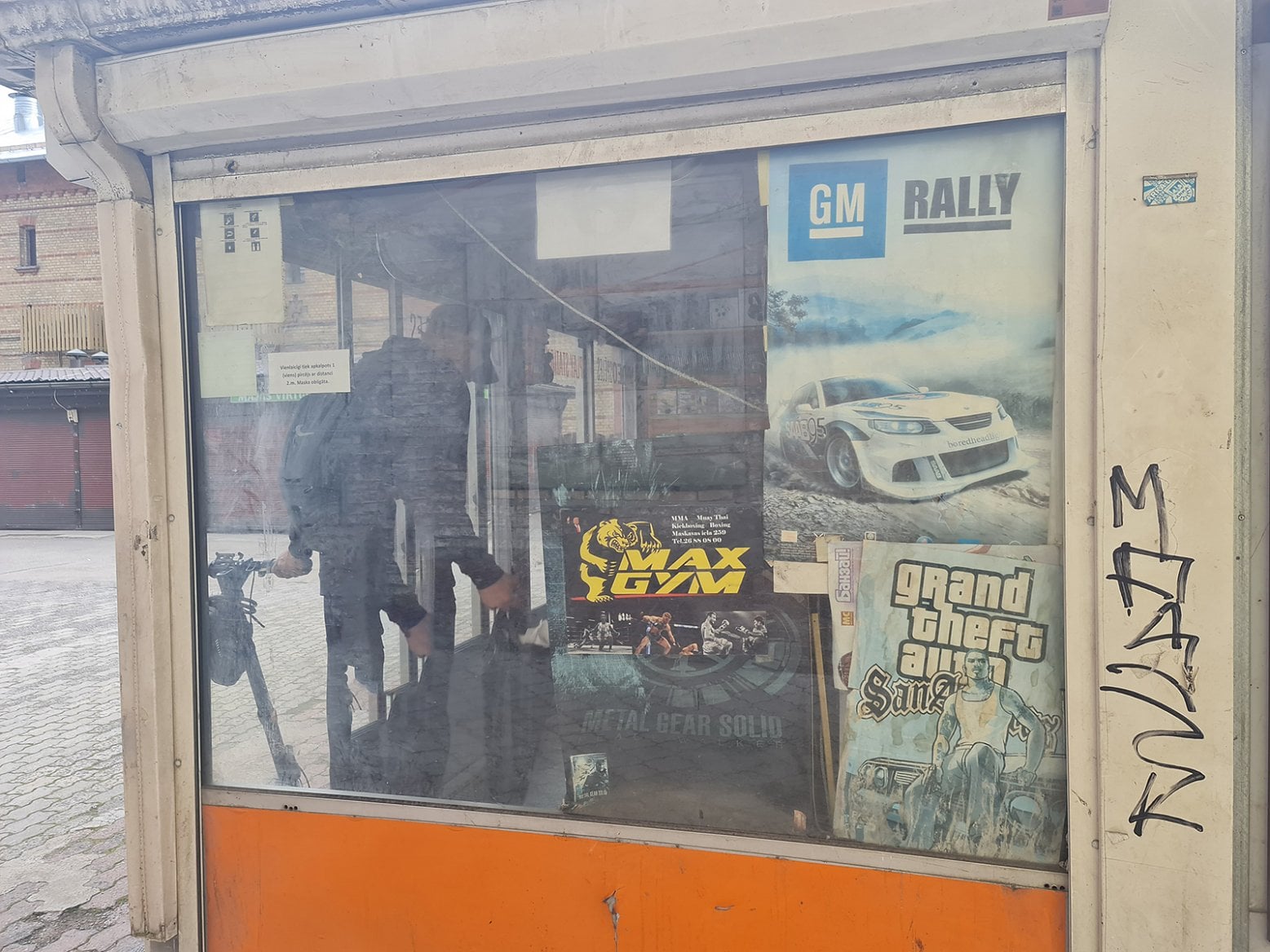 Prodej videoher na tržišti v Rize v Lotyšsku