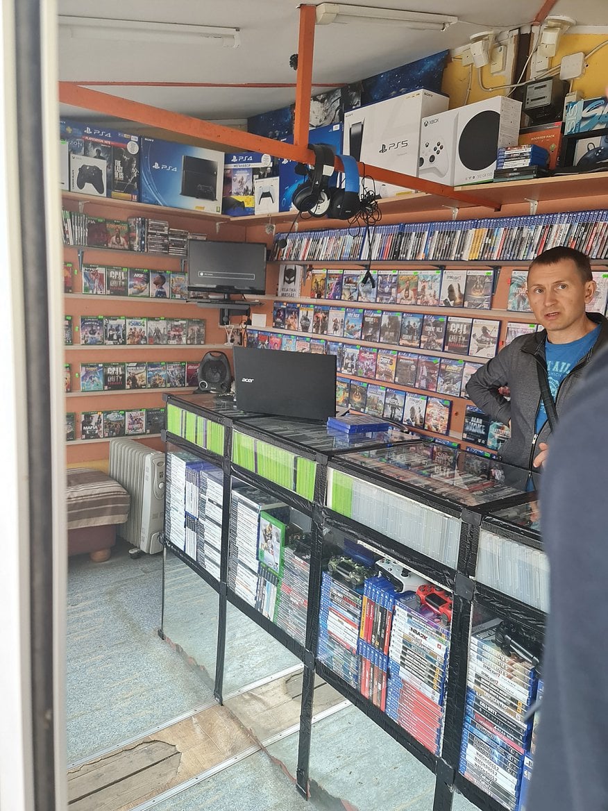 Prodej videoher na tržišti v Rize v Lotyšsku