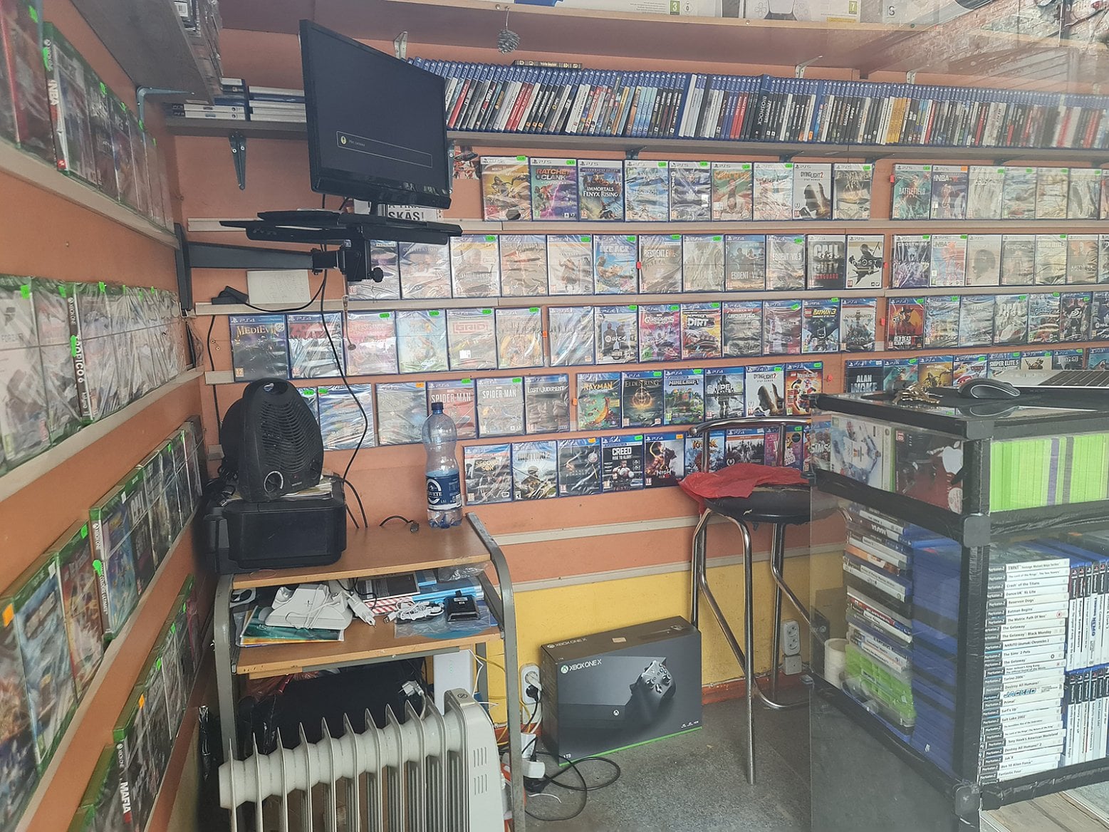 Prodej videoher na tržišti v Rize v Lotyšsku