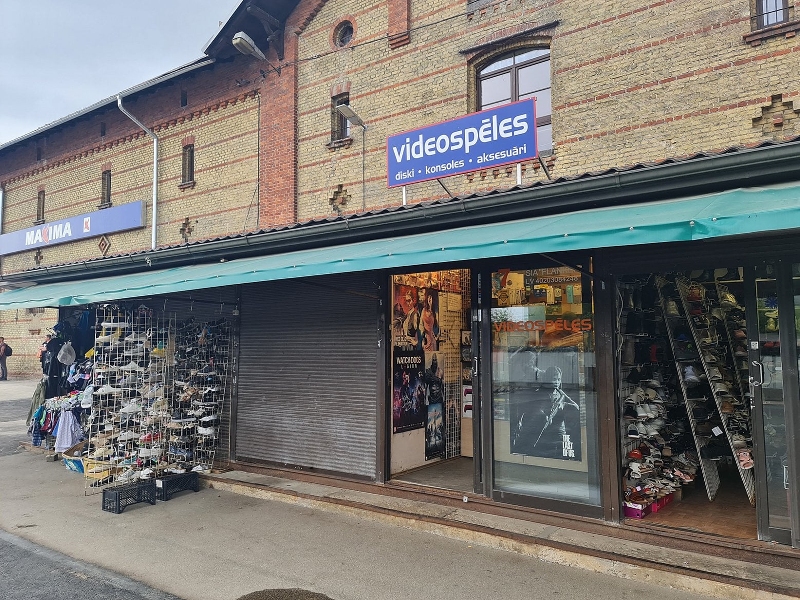 Prodej videoher na tržišti v Rize v Lotyšsku