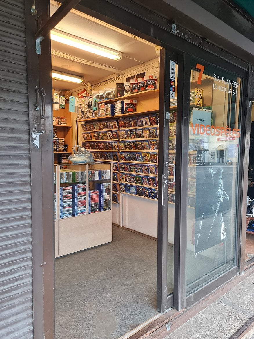 Prodej videoher na tržišti v Rize v Lotyšsku