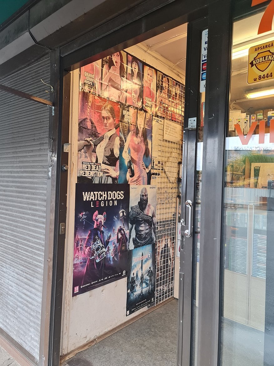 Prodej videoher na tržišti v Rize v Lotyšsku