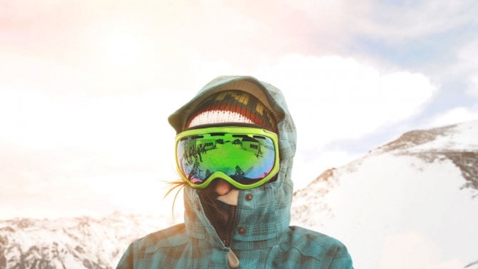 Snowboardista s polarizačními brýlemi s UV filtrem