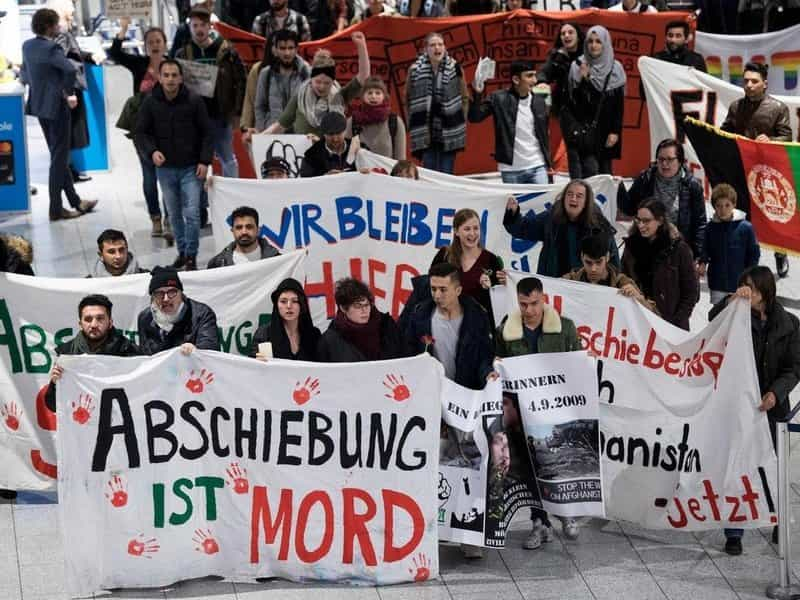 Deportace je vražda. Aktivisté protestují proti deportacím do Afghánistánu na letišti ve Frankfurtu nad Mohanem. 