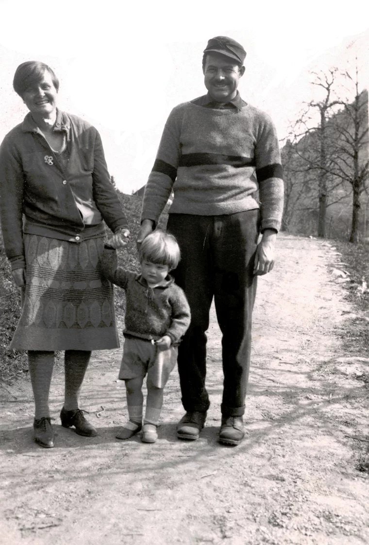Ernest, jeho žena Hadley Richardson a syn zvaný Bumby v rakouském Schrunsu roku 1926, za pár měsíců se rozešli kvůli románku s Pauline Pfeiffer, kterou si spisovatel po rozvodu vzal. Pauline byla přítelkyní Hadley a často s nimi cestovala.