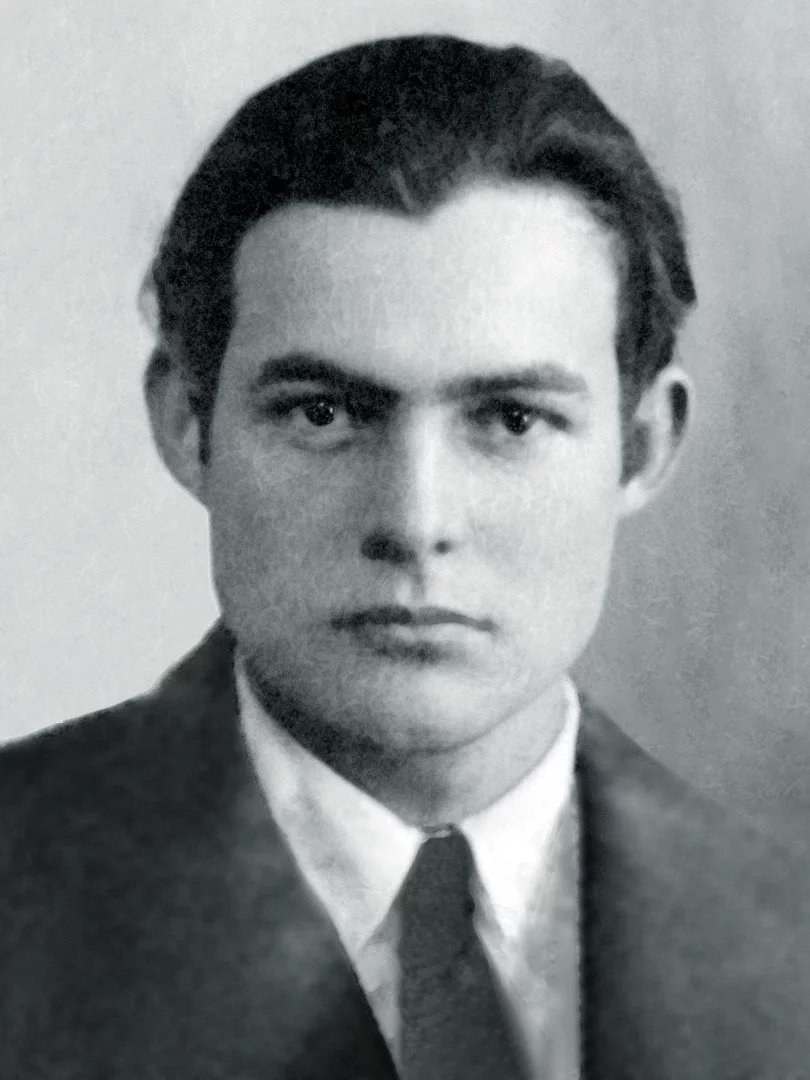 Hemingwayova pasová fotografie z roku 1923; v této době žil v Paříži se svou ženou Hadley a pracoval jako zahraniční zpravodaj pro Toronto Star Weekly .