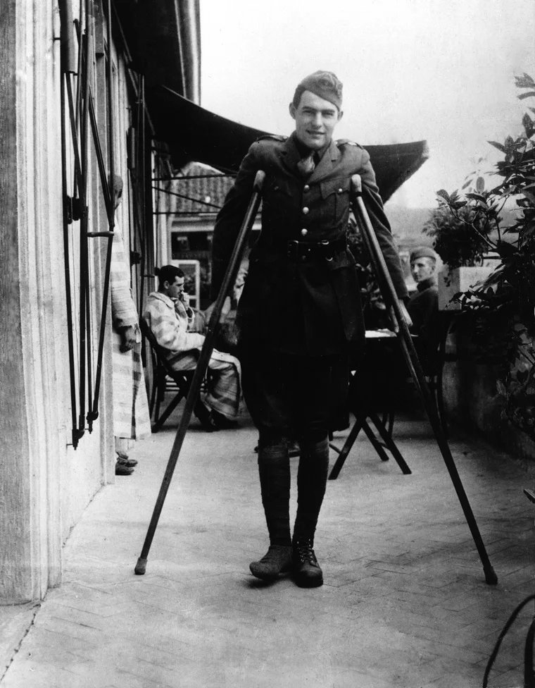 V roce 1918 jezdil dva měsíce s armádní sanitkou, pak byl zraněn