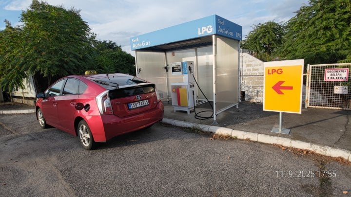 Autor: Dalibor Z. Chvátal Čerpací stanice Shell, Dabas, Maďarsko.