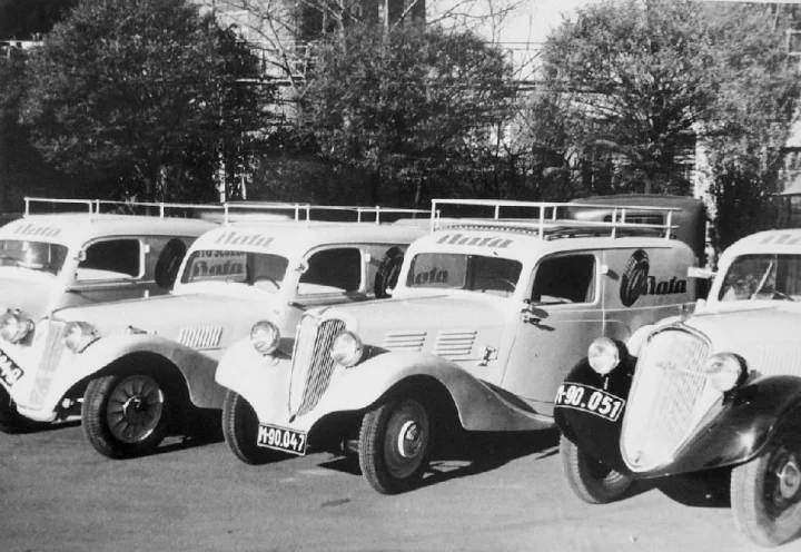 Autor: Archiv Svatopluka Jíchy, se svolením Vlevo dvě Aera 30 v dodávkovém provedení, uprostřed elegantní Praga Baby, vpravo lidová Škoda Popular, to vše v dodávkovém provedení pro rozvoz pneumatik Baťa