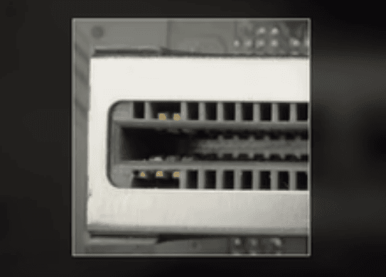 Úprava slotu PCI Express ×16 umožňující napájení grafiky příkonem až 250 W