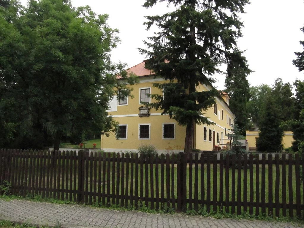 Jabkenická myslivna v blízkosti rozsáhlé obory s krásnými přírodními sceneriemi byla původně sídlem lesního úřadu knížat Thurn-Taxisů. Od r. 1875 zde působil zeť Bedřicha Smetany Josef Schwarz, manžel jeho dcery Žofie. U nich prožil hluchý Smetana se svou rodinou poslední léta života (1875–1884) a vznikla zde i řada jeho nejvýznamnějších děl.