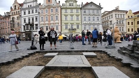 Náhledový obrázek - Akce k obnově Mariánského sloupu v Praze vyvolala potyčku s městskou policií