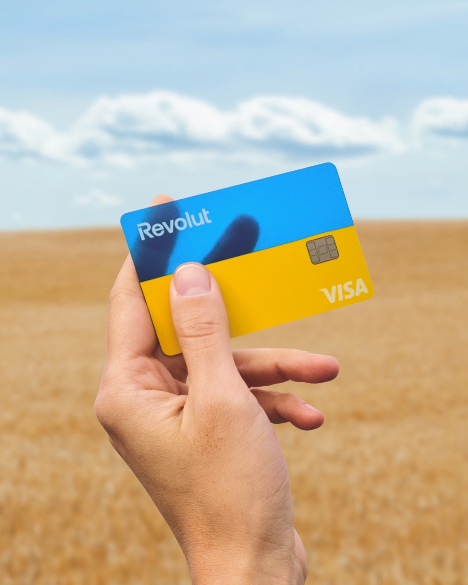 Autor: Revolut Bank UAB Platební karta v designu ukrajinské vlajky, speciální edice VISA Clear Sky