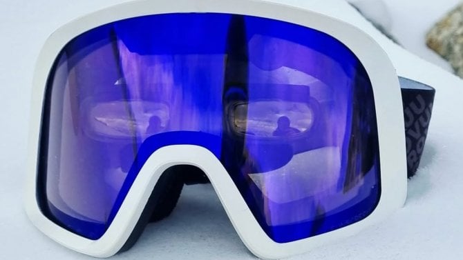 Mlha nemá šanci. Švýcarská firma vyvinula unikátní lyžařské brýle s rozšířenou realitou, které mají výrazně zlepšit viditelnost