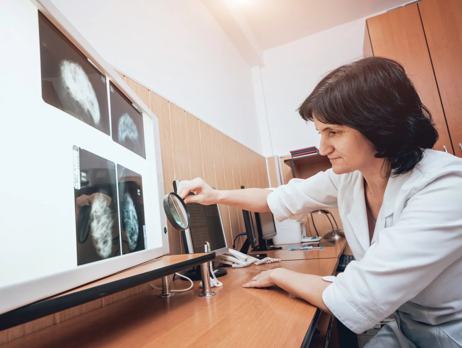 Lékař v první řadě provede fyzické vyšetření lymfatických uzlin pohmatem. Od toho se pak odvíjí další postup, který může zahrnovat mamografii, biopsii, magnetickou rezonanci, ultrazvuk, krevní obraz nebo CT.