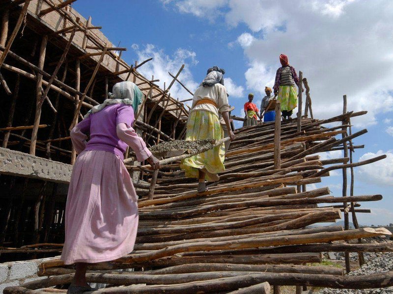  Dělnice na staveništi v etiopské metropoli Addis Abeba