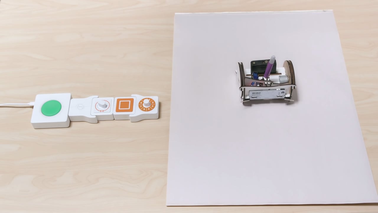 Složením jednoduchých prvků do sebe je možné například vytvořit řídicí panel pro jednoduchého robota.