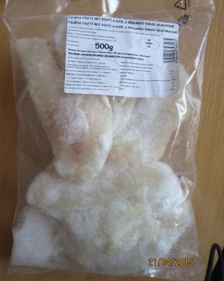 Tilápia filety bez kostí a kůže, s přidanou vodou-glazované. Kategorie: Falšované potraviny. Nevyhovující parametr: obsah masa. Výrobek obsahoval podstatně méně masa, než bylo uvedeno na obale. Výrobce: Frigoexim s.r.o., Litoměřice. Místo kontroly: AHOLD Czech Republic, a.s. Chrudim